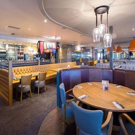 Premier Inn Ньютон Эбэт Экстерьер фото