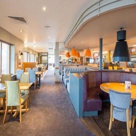 Premier Inn Ньютон Эбэт Экстерьер фото