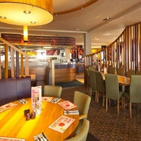 Premier Inn Ньютон Эбэт Экстерьер фото