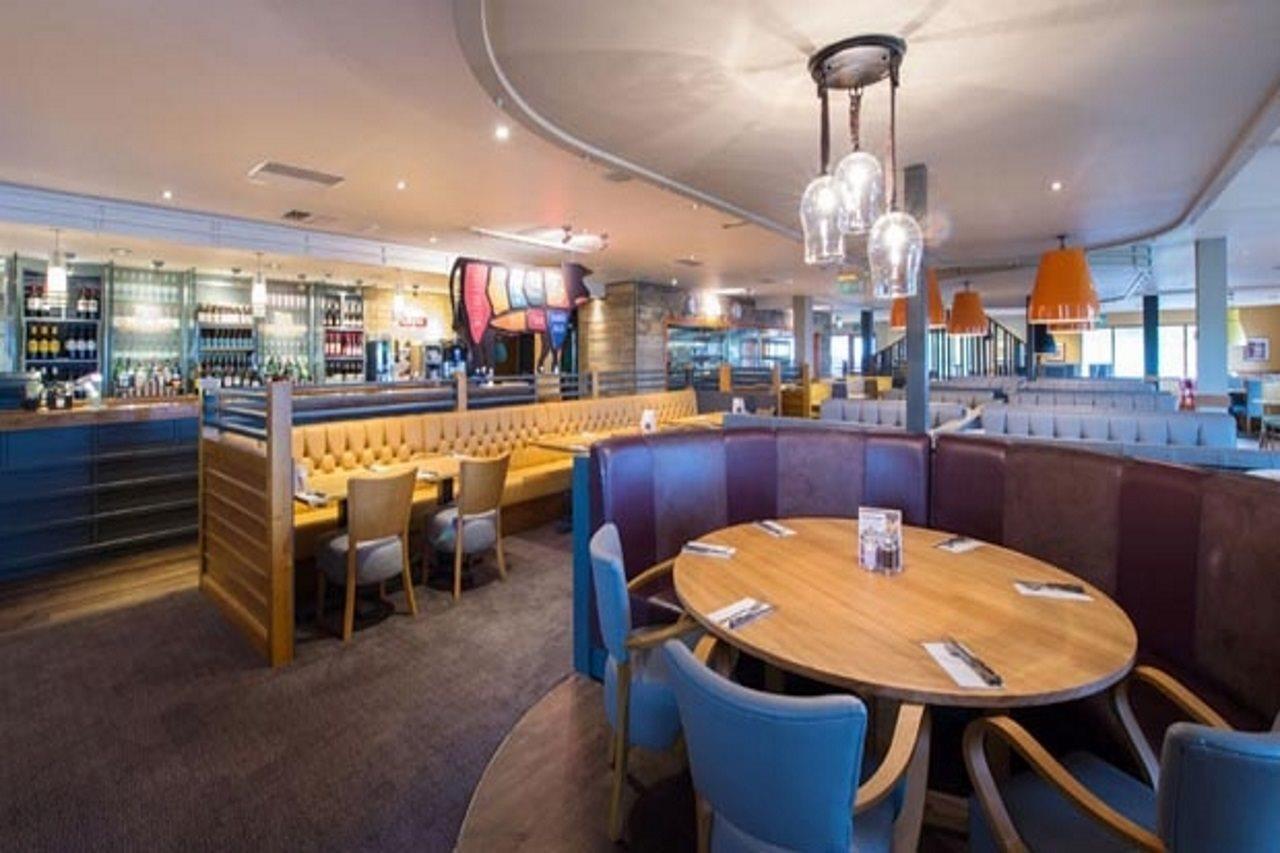 Premier Inn Ньютон Эбэт Экстерьер фото