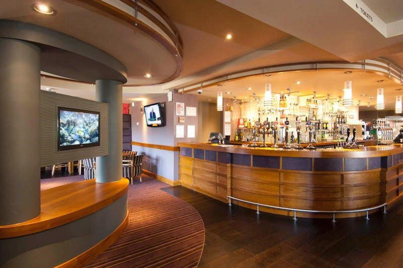 Premier Inn Ньютон Эбэт Экстерьер фото
