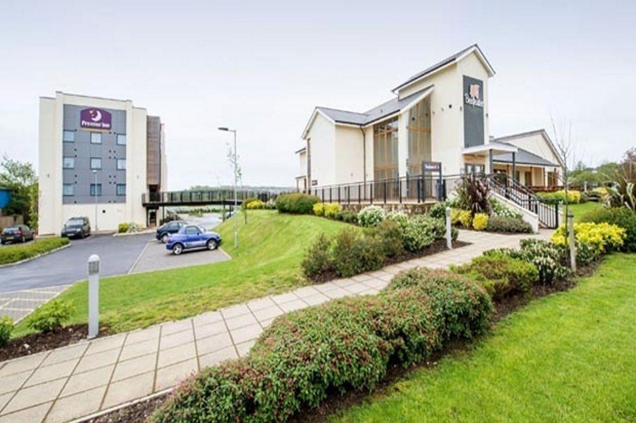 Premier Inn Ньютон Эбэт Экстерьер фото