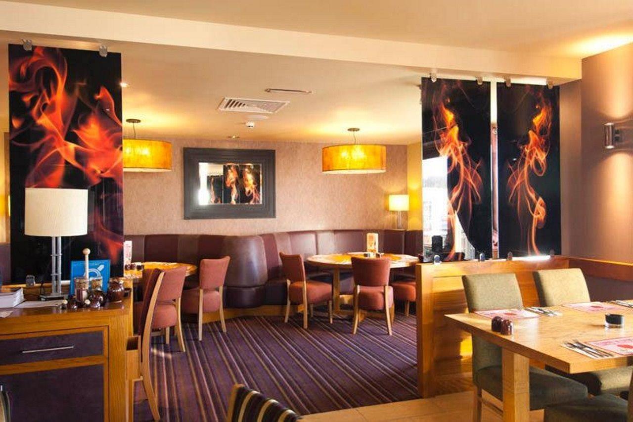 Premier Inn Ньютон Эбэт Экстерьер фото