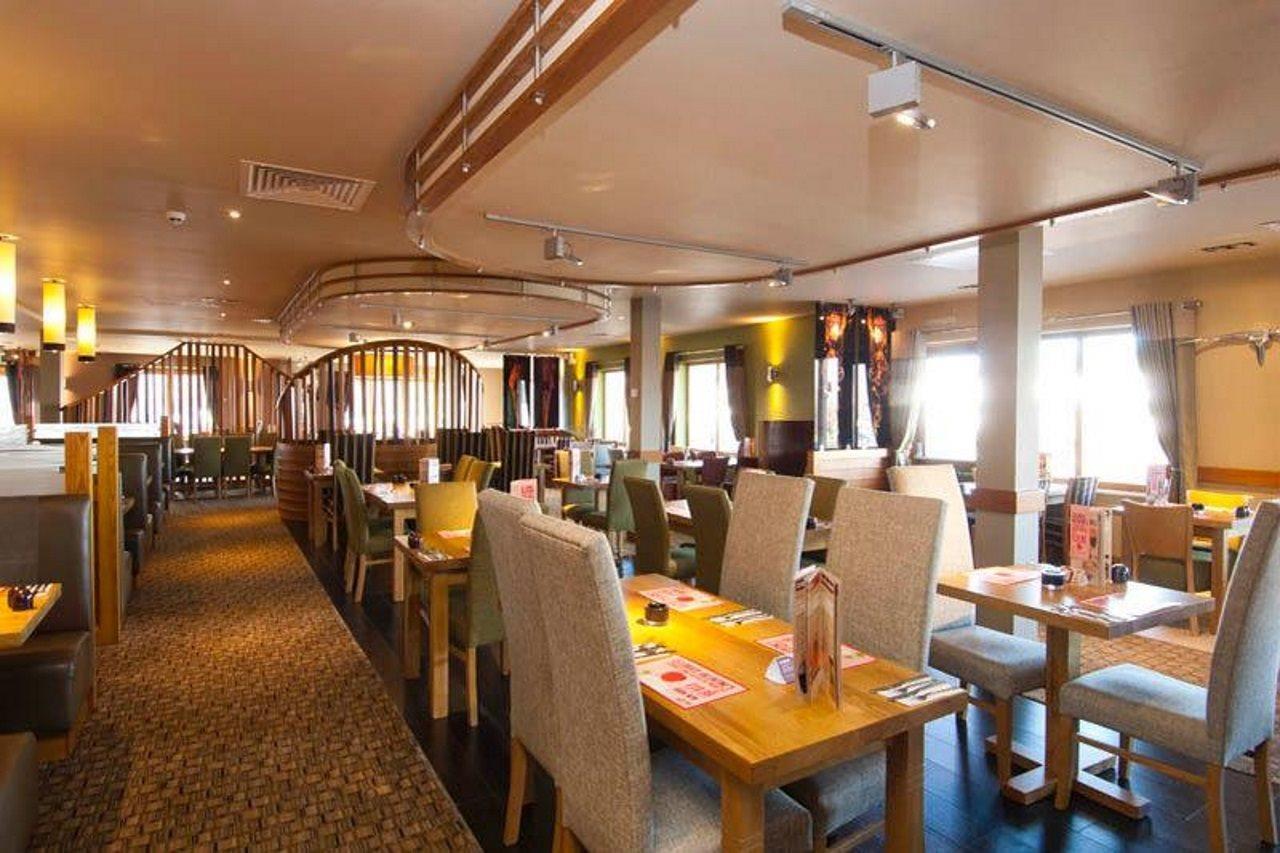 Premier Inn Ньютон Эбэт Экстерьер фото