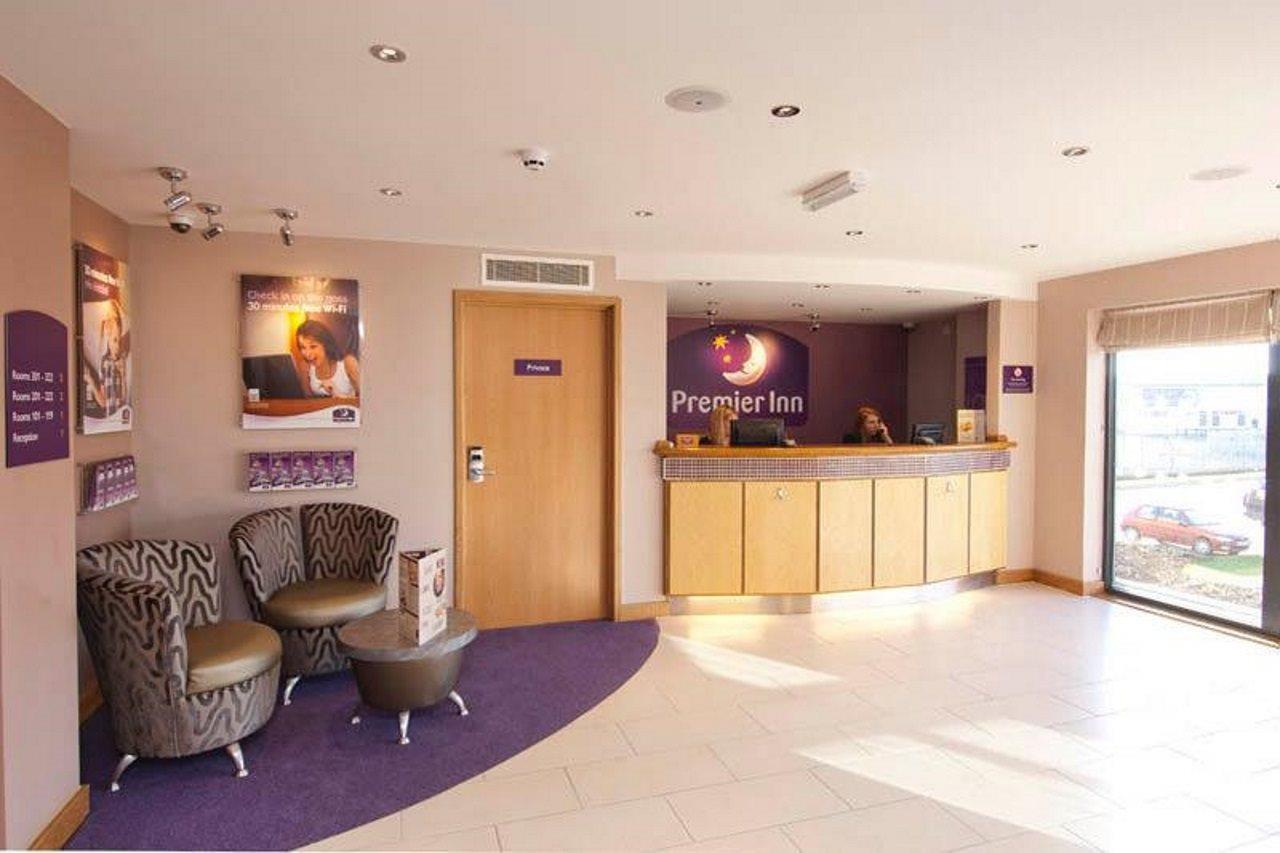 Premier Inn Ньютон Эбэт Экстерьер фото