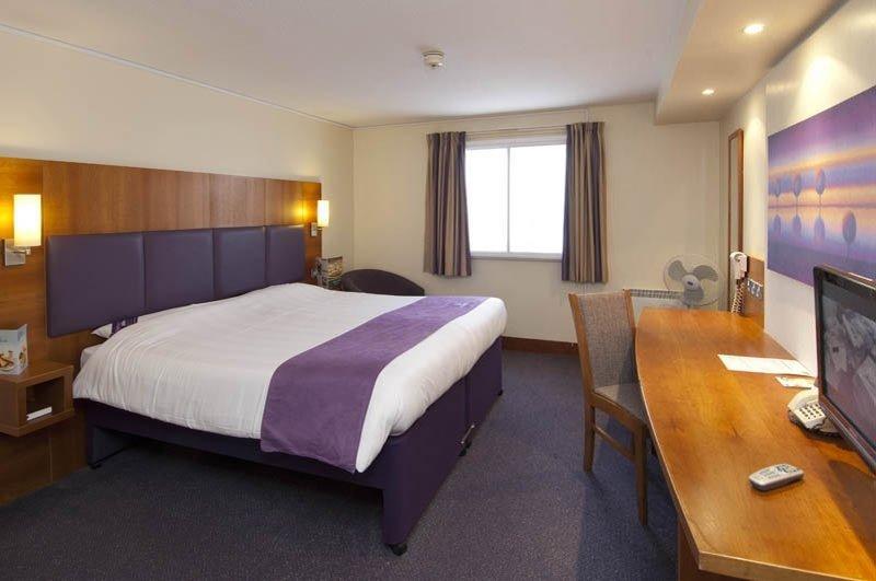 Premier Inn Ньютон Эбэт Экстерьер фото