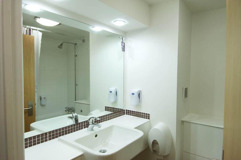 Premier Inn Ньютон Эбэт Экстерьер фото